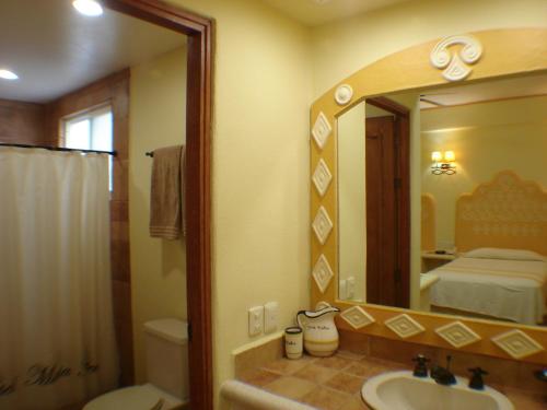 Hotel Maria Mixteca tesisinde bir banyo