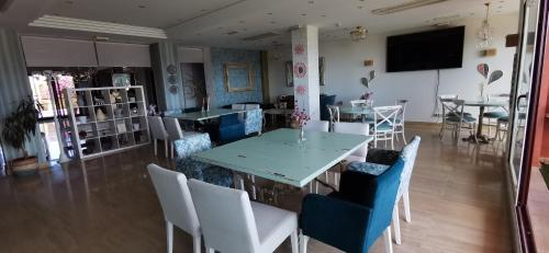 uma sala de jantar com mesa e cadeiras em Apartamentos Manilva Green em Manilva