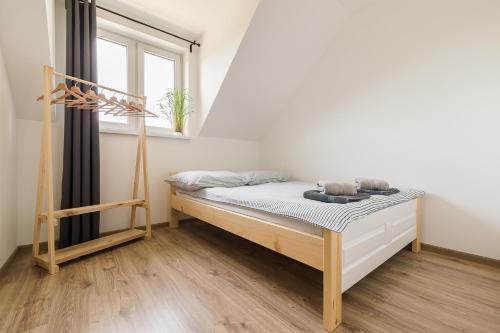ein kleines Schlafzimmer mit einem Bett und einem Fenster in der Unterkunft DOMKI BILIKÓWKA in Polańczyk