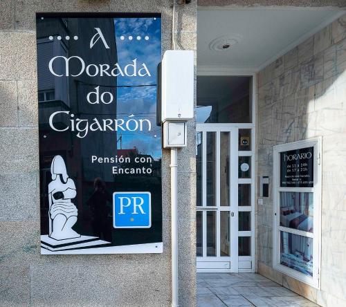 una señal en la puerta de una tienda en A Morada do Cigarron, en Verín