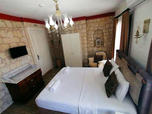 Postel nebo postele na pokoji v ubytování Alaçatı Albatross Hotel