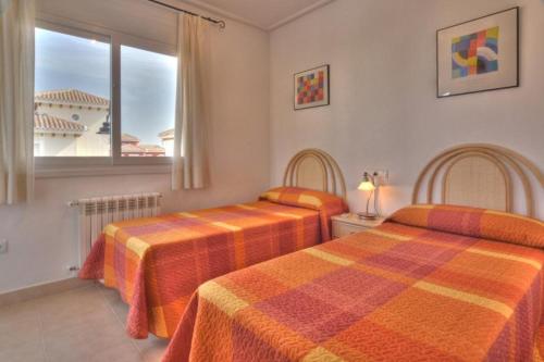 um quarto com 2 camas e uma janela em Mar Menor Golf Resort - 143 em Las Casicas