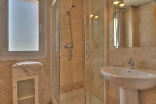 uma casa de banho com um chuveiro e um lavatório. em Mar Menor Golf Resort - 143 em Las Casicas