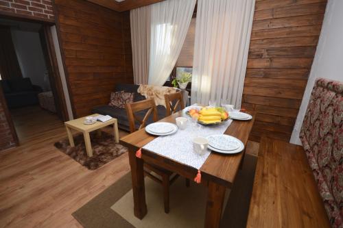 a wooden table with bananas on it in a living room at Agroturystyka U Tadysa in Szaflary