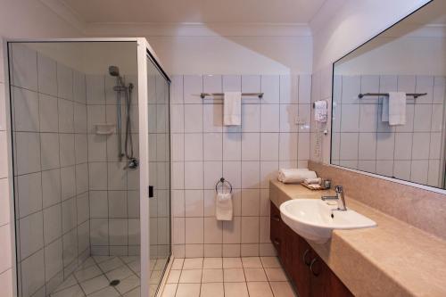 a bathroom with a sink and a shower at Kobbers Motor Inn in Dalby