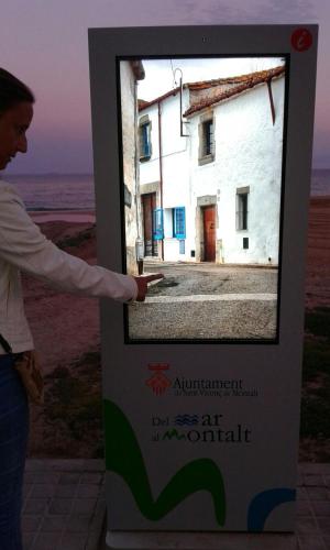 a person pointing at a sign in front of a building at El Terral in Sant Vicenç de Montalt