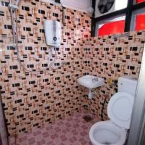 uma casa de banho com um WC e um lavatório em Emerald Inn em Brinchang