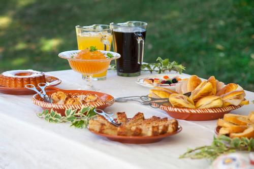 una mesa con platos de comida y bebidas. en Nature & Beach Resort Aldeamento Turístico do Camarido, en Caminha