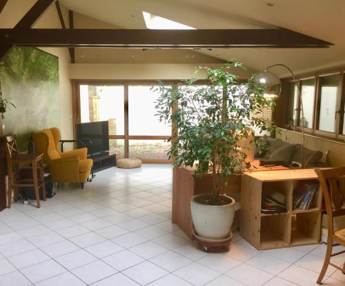 Cette chambre est dotée de carrelage et d'une plante en pot. dans l'établissement Loft in Rennes - Private room, à Rennes