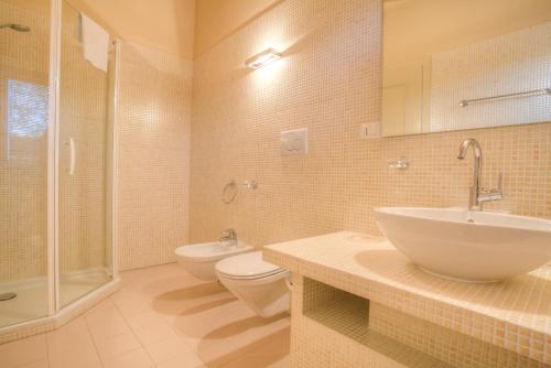 La salle de bains est pourvue d'un lavabo, de toilettes et d'une douche. dans l'établissement Villa Chimera, à Poppi