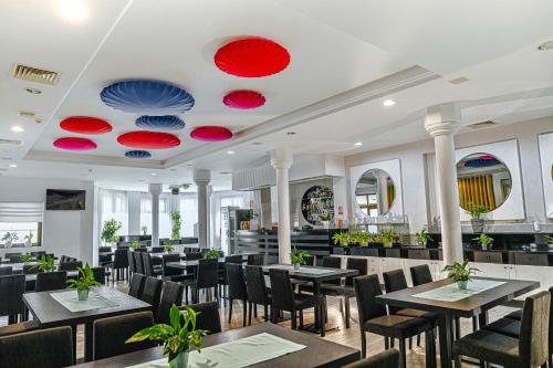 a restaurant with red and blue plates on the ceiling at Panorama_SPA in Trzęsacz
