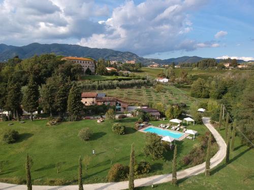 an aerial view of a estate with a swimming pool at Relais Del Lago in Capannori