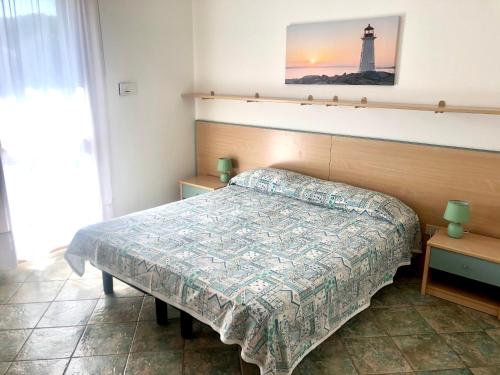um quarto com uma cama e um farol em Jolanda Vacanze em Cavallino-Treporti