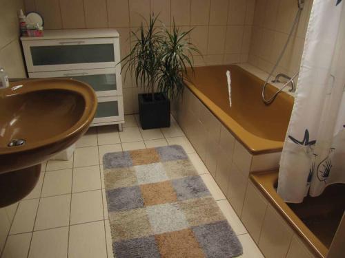 een badkamer met een bad, een wastafel en een toilet bij Ferienwohnung Kreuzer Lydia in Furth im Wald