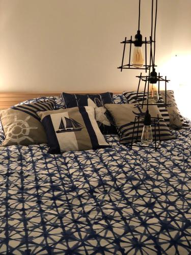 - un lit avec des draps et des oreillers en noir et blanc dans l'établissement LePéri5scope, à Berck-sur-Mer