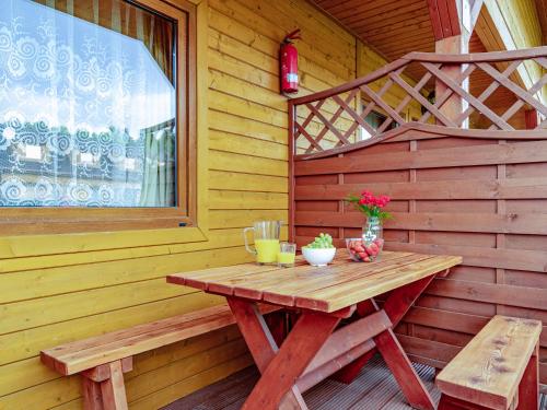 a wooden table sitting on the side of a cabin at Domki Victoria in Ustka