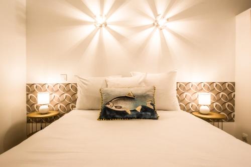 ein Schlafzimmer mit einem großen Bett mit zwei Lampen in der Unterkunft Le Petit Carmes - Joli studio de caractère in Toulouse