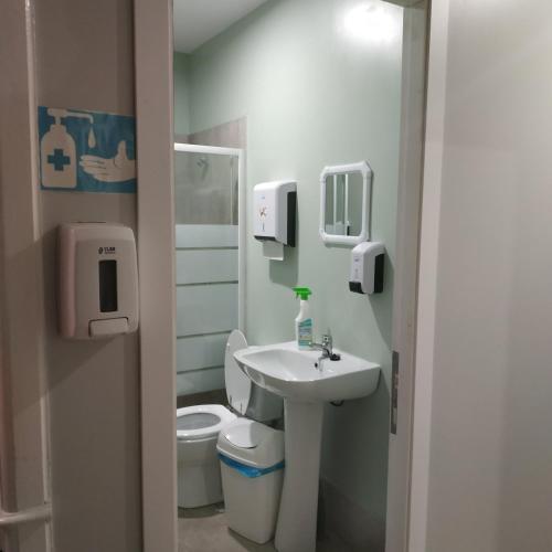 Bilik mandi di Albergue Albor