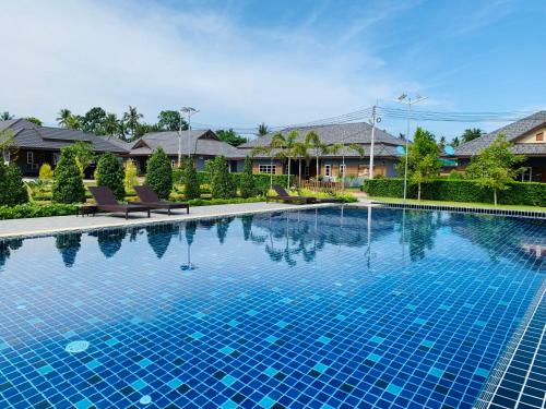 Kolam renang di atau dekat dengan Benwadee Resort Pattaya