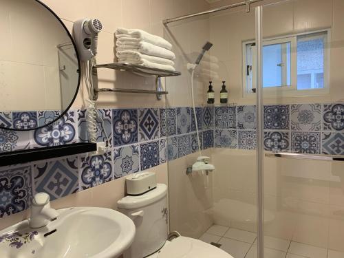 ein Badezimmer mit Dusche, Toilette und Waschbecken in der Unterkunft Kai Feng B&B in Taitung