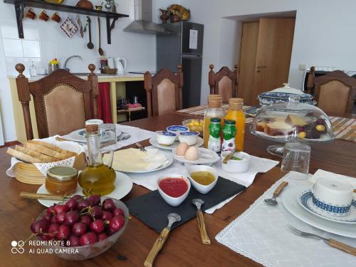 una mesa de madera con comida encima en Casa D'Augusta - Agroturismo, en Miranda do Douro