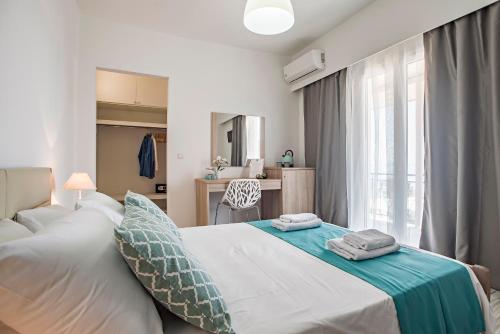 una camera da letto con un letto e asciugamani di Magnolia Rooms a Benitses
