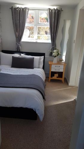 Ένα ή περισσότερα κρεβάτια σε δωμάτιο στο Debonair bnb @33