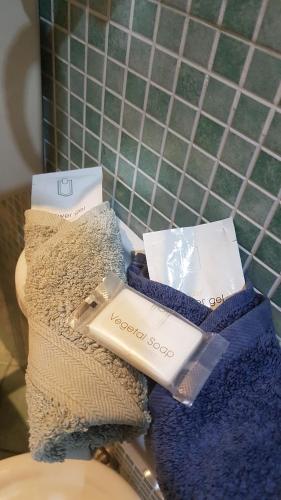 twee handdoeken bovenop een wastafel in een badkamer bij Sea View Apartment in Catania