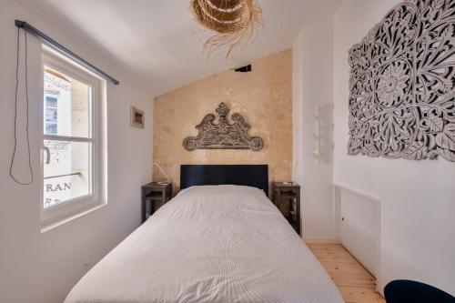 Ένα ή περισσότερα κρεβάτια σε δωμάτιο στο Elégant appartement tout confort avec climatisation dans le centre historique de ST Emilion