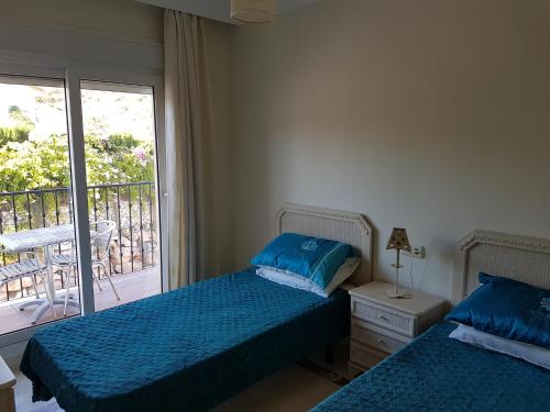 1 dormitorio con 2 camas y balcón en CT 101 - Calanova Golf, en Mijas