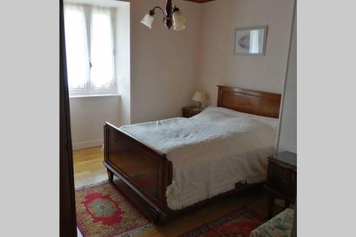 une chambre avec un lit et une fenêtre dans l'établissement Maison familiale coteaux de la Vézère, à Voutezac