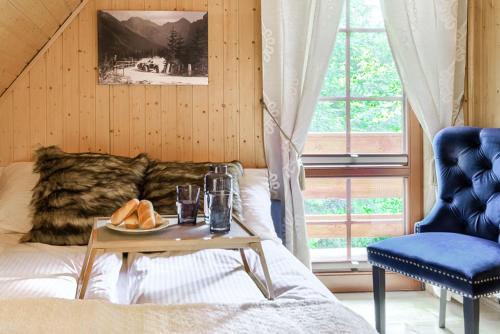 een woonkamer met een bank en een tafel met eten erop bij Willa Franciszek in Zakopane