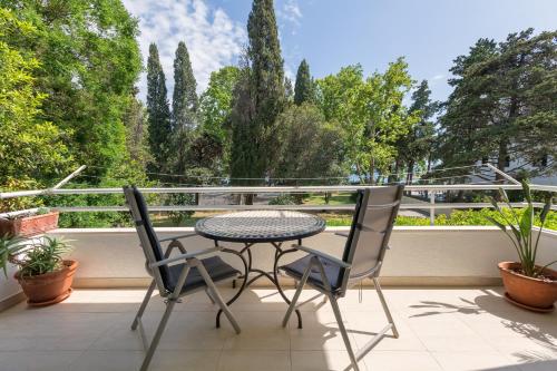a patio with a table and chairs on a balcony at Green Park Luxury Rooms in Split