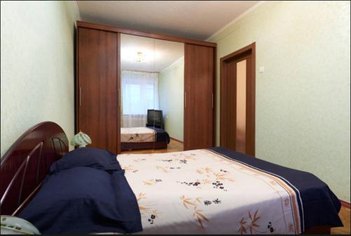1 dormitorio con cama y espejo grande en Двушка Печерск, en Kiev