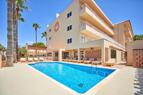 an image of a villa with a swimming pool at tent Capi Playa in Playa de Palma