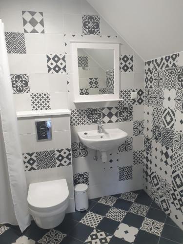 a bathroom with a toilet and a sink at Tamme Teemaja in Iisaku