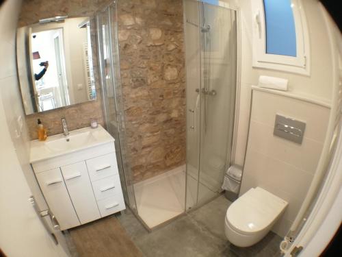 W łazience znajduje się prysznic, toaleta i umywalka. w obiekcie CUPIDO Apartamento moderno en el centro de Blanes w Blanes