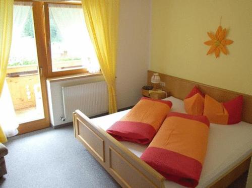 Postel nebo postele na pokoji v ubytování s´Waldhaus