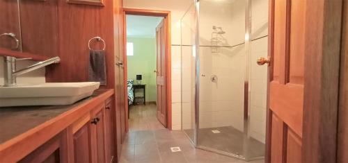 Bilik mandi di Treetops Hideaway Albury