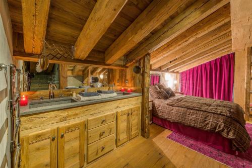 ヴァル・ディゼールにあるMadame Vacances Le Chalet Denaliのバスルーム(シンク付)、ベッド1台が備わります。