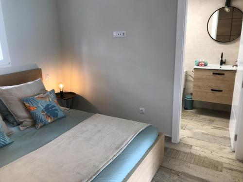 Postel nebo postele na pokoji v ubytování Harrys Atico Puerto de Mogan