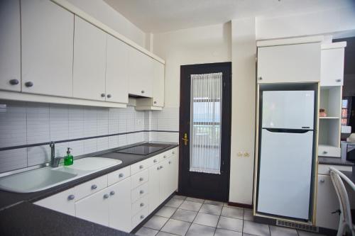 Kuchyňa alebo kuchynka v ubytovaní Villa The Cosy Olive