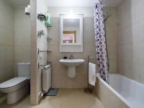 a bathroom with a sink and a toilet and a bath tub at POSEIDÓN Bonito y cuidado apartamento con wifi gratis in Pineda de Mar