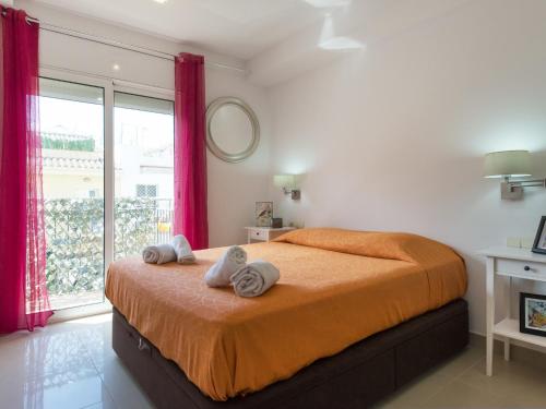 a bedroom with a bed with two towels on it at POSEIDÓN Bonito y cuidado apartamento con wifi gratis in Pineda de Mar