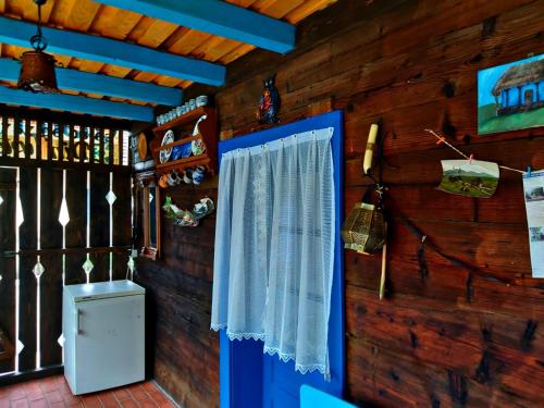 een kamer met een blauwe deur en een houten muur bij Casa Toth in Vişeu de Sus