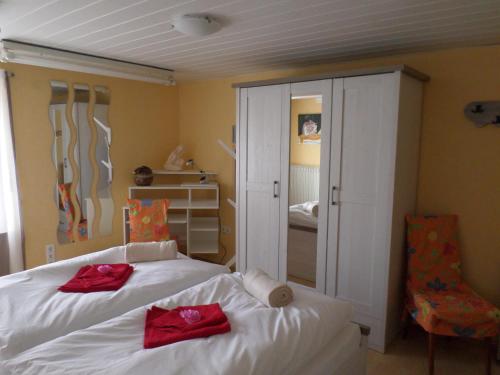 1 Schlafzimmer mit 2 Betten und einem Schrank in der Unterkunft Dorfblüte in Albstadt