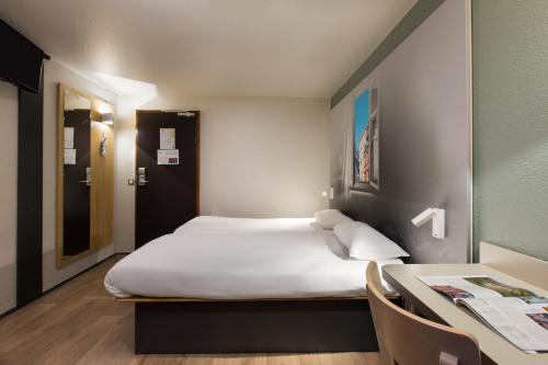 Postel nebo postele na pokoji v ubytování B&B HOTEL Rouen Centre