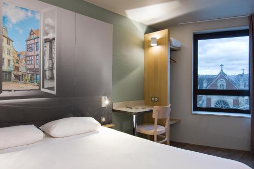 En eller flere senger på et rom på B&B HOTEL Rouen Centre