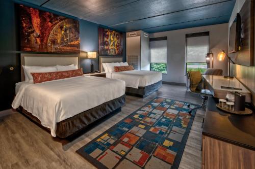 Кровать или кровати в номере Hotel Indigo Pittsburgh University - Oakland, an IHG Hotel