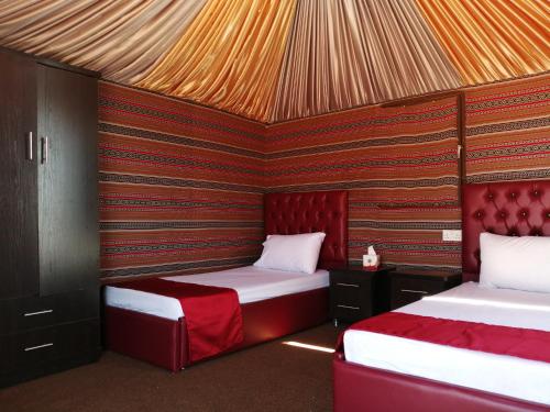 Postel nebo postele na pokoji v ubytování Desert Rose Camp